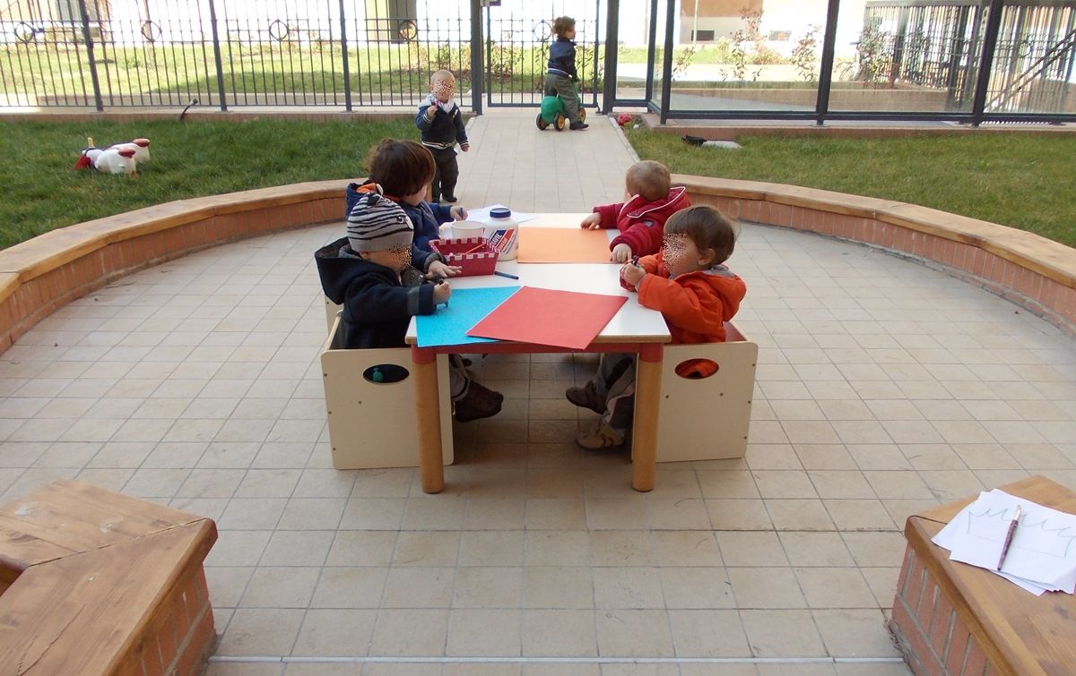 Un'immagine che ritrae ricreazione, bambino, mobilia, tavolo e tempo libero.