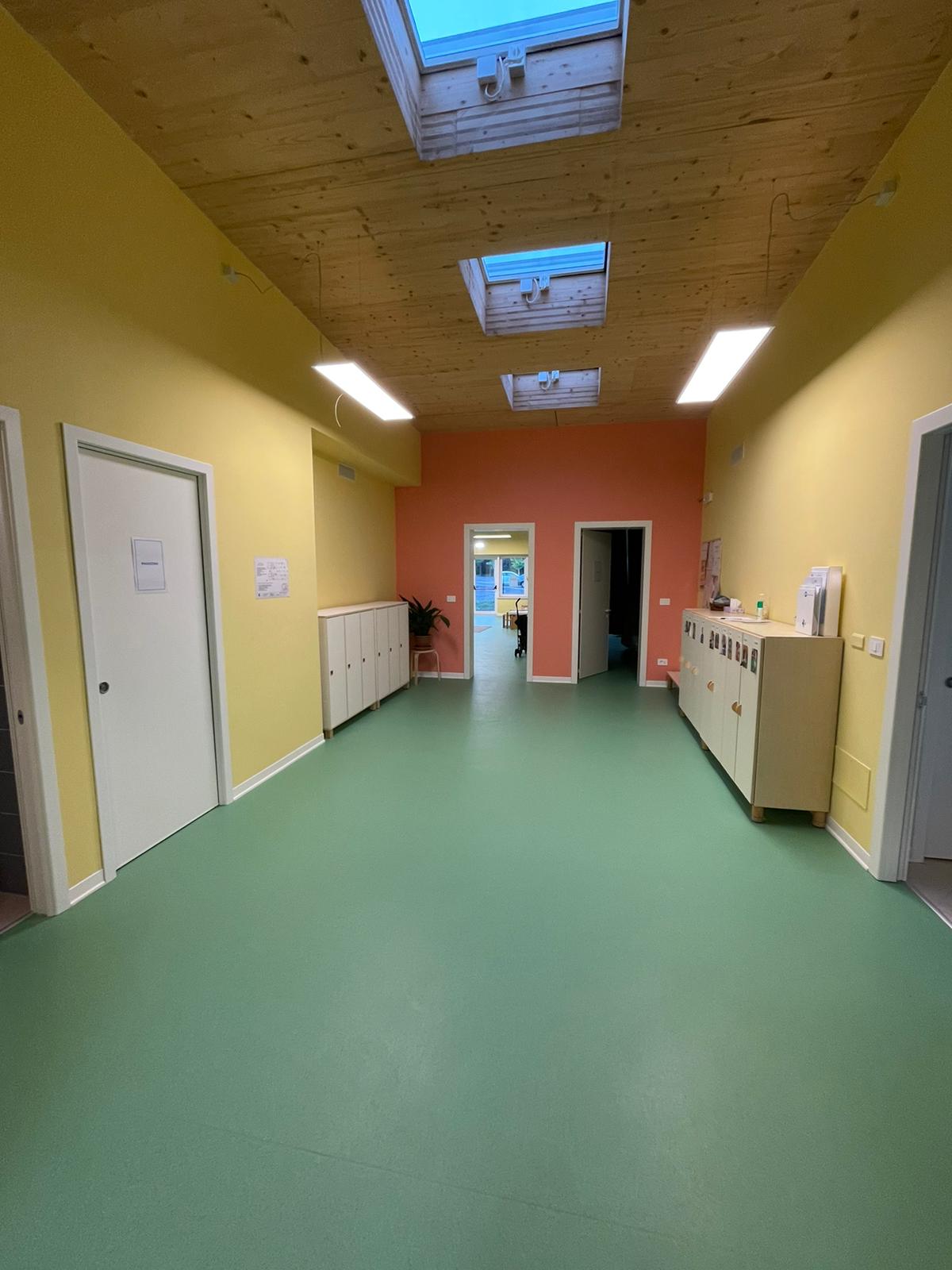 Un'immagine che ritrae pavimentazione, pavimento, soffitto, porta e sala.