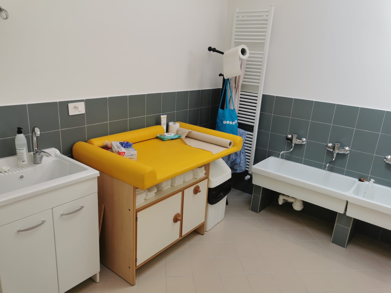 Un'immagine che ritrae pavimentazione, apparecchio idraulico, design d'interni, lavandino del bagno e pavimento.