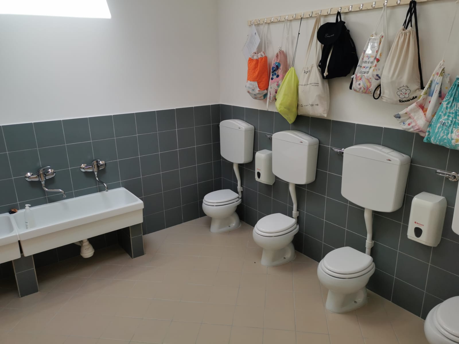 Un'immagine che ritrae sedile del water, apparecchio idraulico, toilette, pavimentazione e bagno.