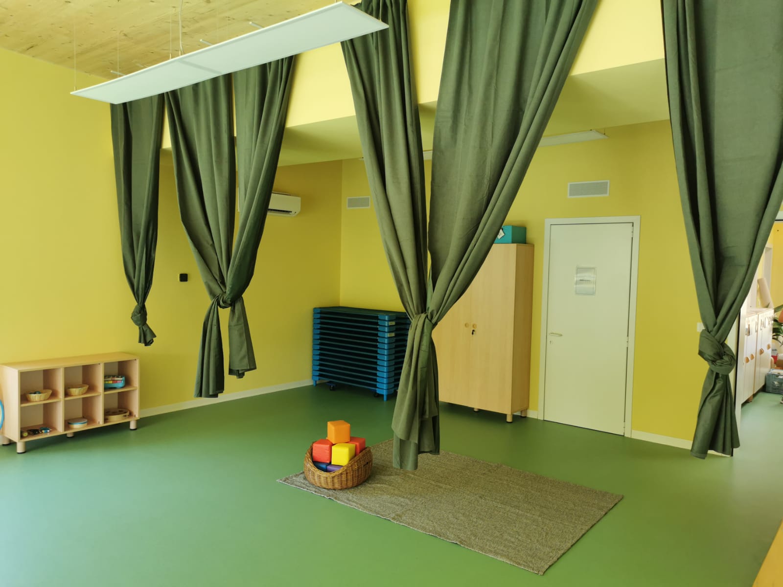 Un'immagine che ritrae pavimentazione, pavimento, design d'interni, soffitto e tenda.