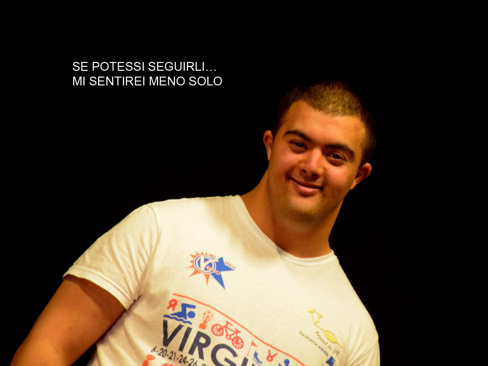 Un'immagine che ritrae spalla, espressione facciale, maglietta attiva, muscolo e sorriso.