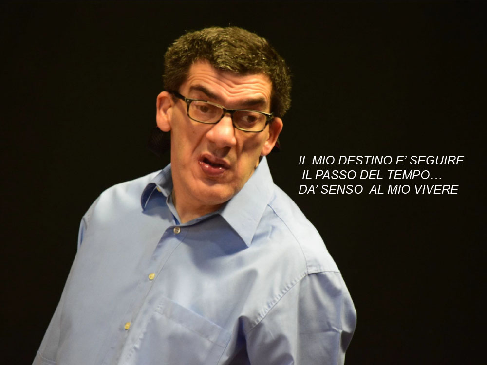 Un'immagine che ritrae occhiali, occhiali, cura della vista, collare e gesto.
