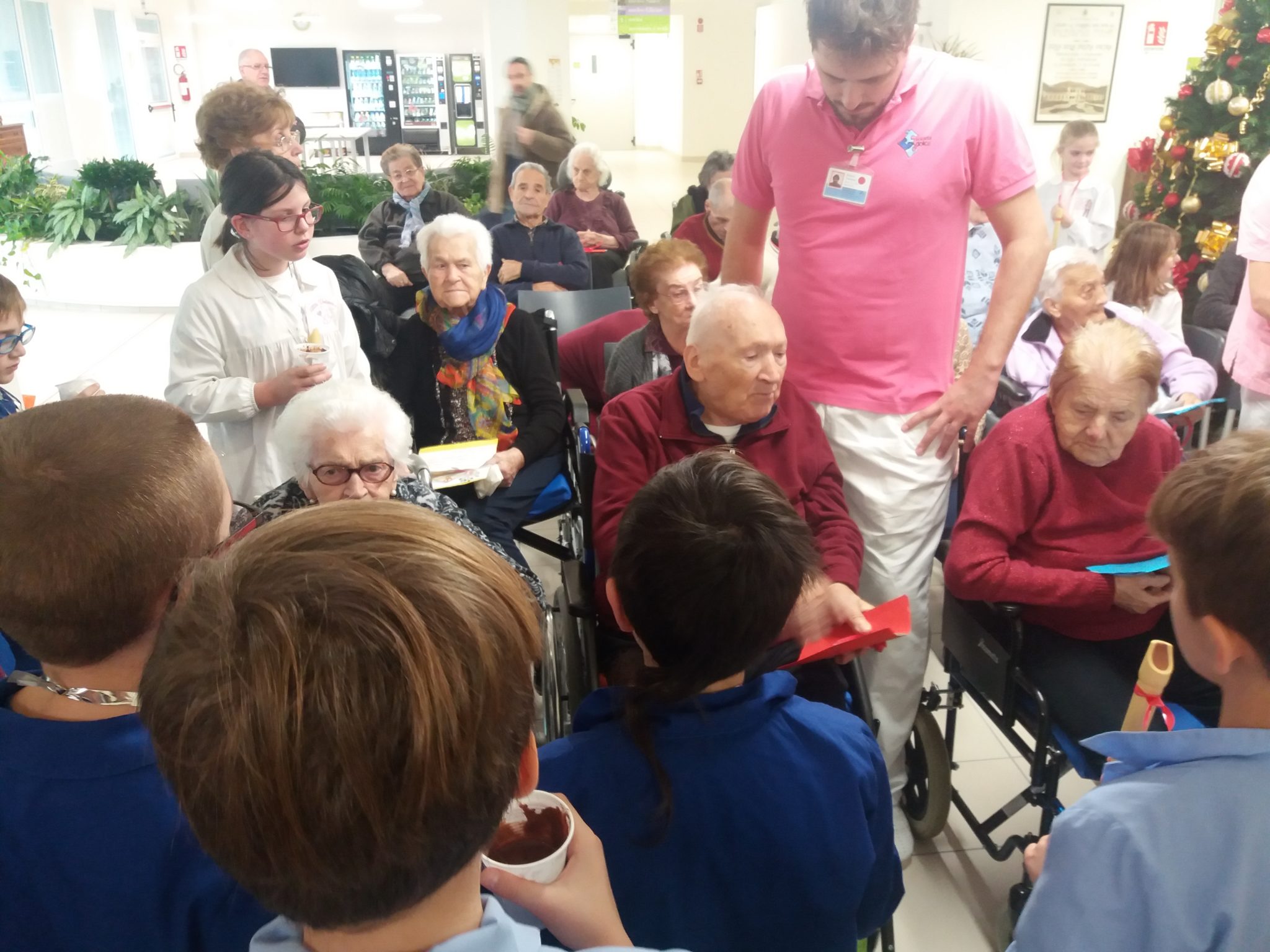 Un'immagine che ritrae comunità, sedia, sedia a rotelle, divertimento e nonno.