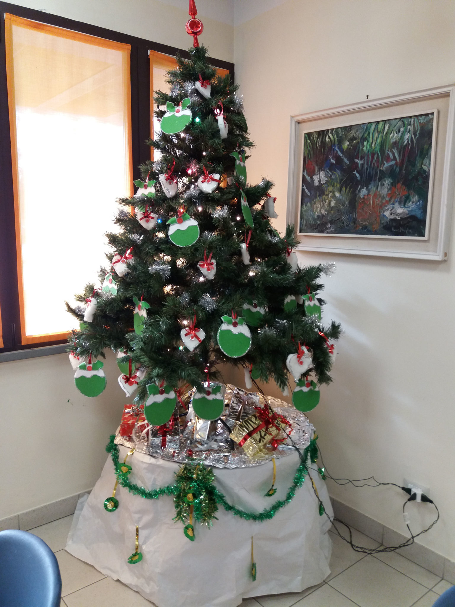Un'immagine che ritrae decorazione natalizia, ornamento natalizio, albero di natale, giorno di natale e decorazione natalizia.