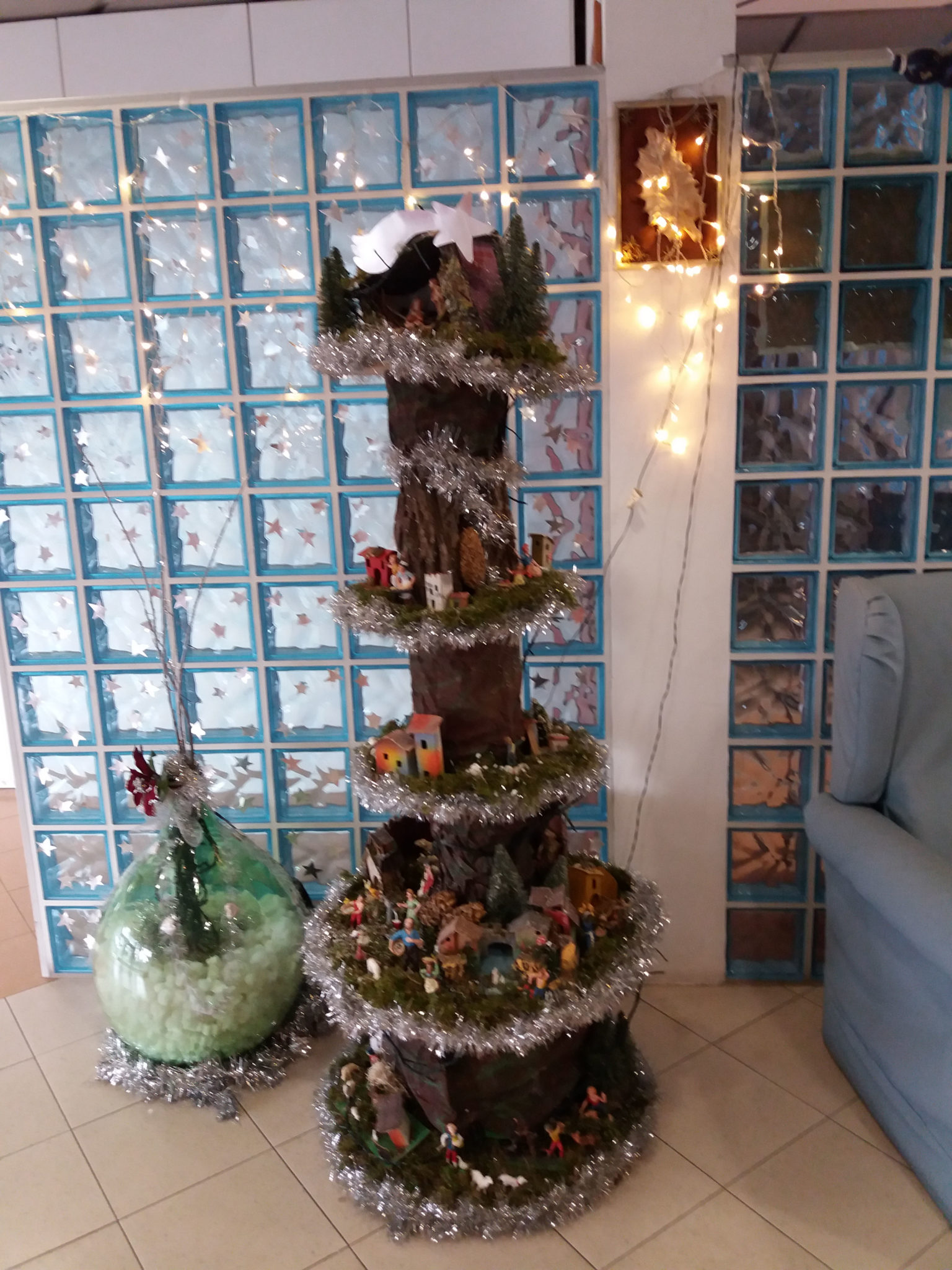 Un'immagine che ritrae decorazione natalizia, illuminazione, giorno di natale, albero di natale e ornamento.