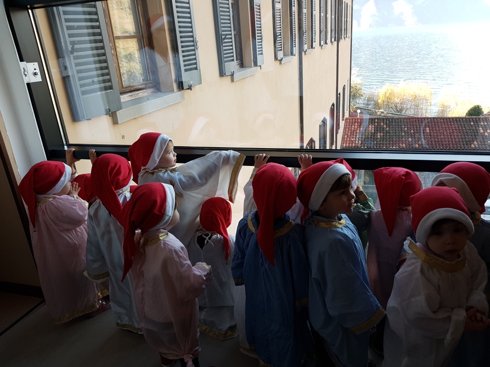 Un'immagine che ritrae bambino, tempo libero e bambino che fa i primi passi.