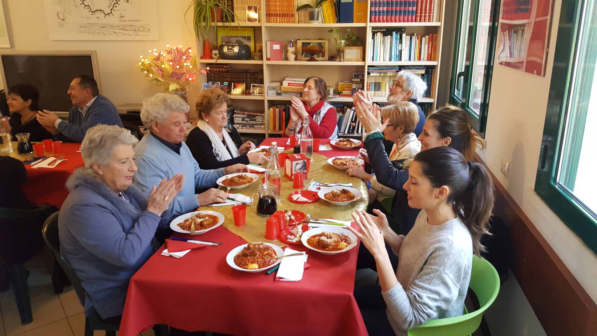 Un'immagine che ritrae mobilia, cibo, stoviglie, tavolo e sedia.