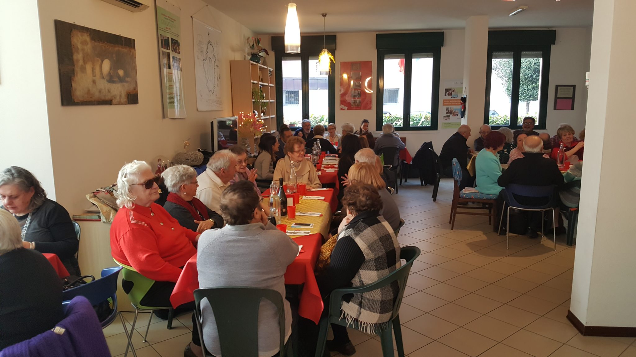 Un'immagine che ritrae mobilia, tavolo, sedia, design d'interni e condivisione.