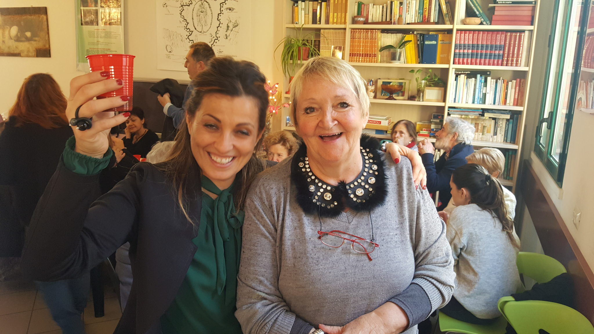 Un'immagine che ritrae vestiario, sorriso, felicità, libreria e capispalla.