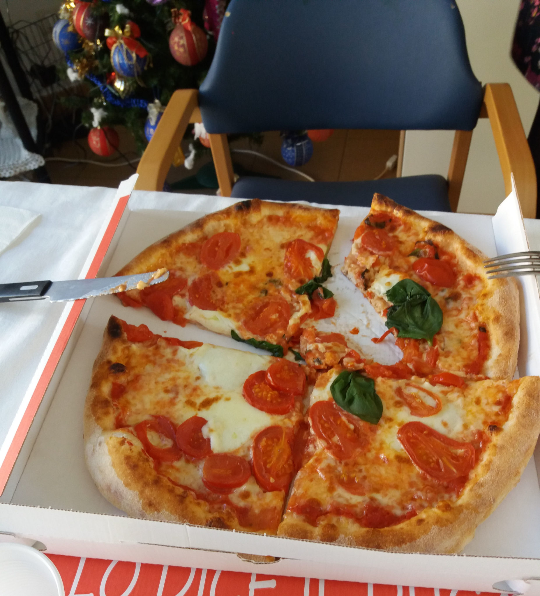 Un'immagine che ritrae cibo, pizza, ingrediente, stoviglie e pizza cheese.