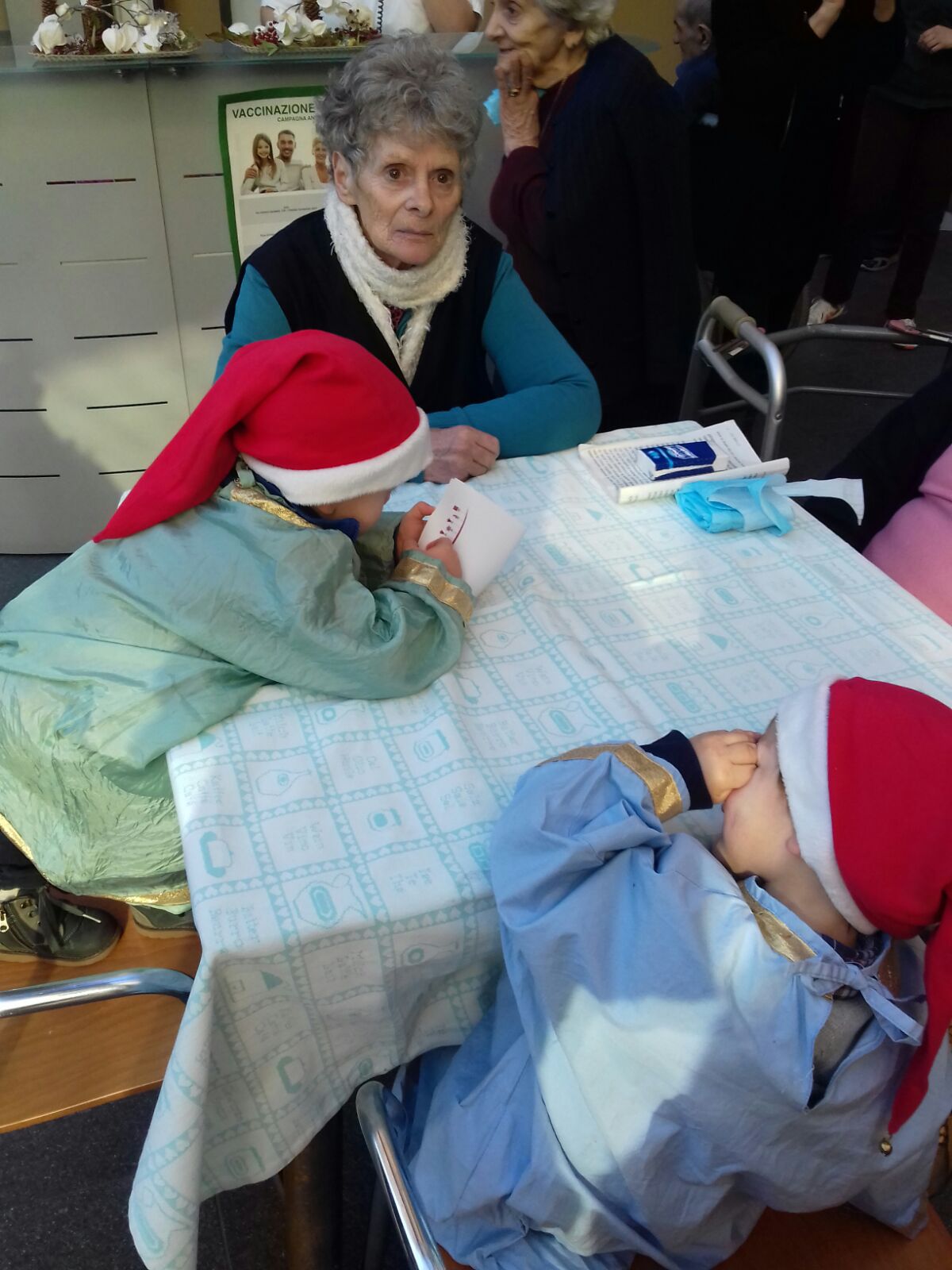 Un'immagine che ritrae giacca, nonno, sedia, bambino e giro.