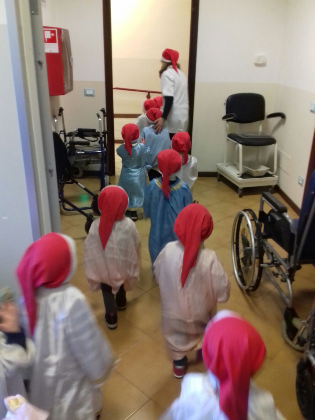 Un'immagine che ritrae pavimentazione, bambino, sedia, pulizia e aula.