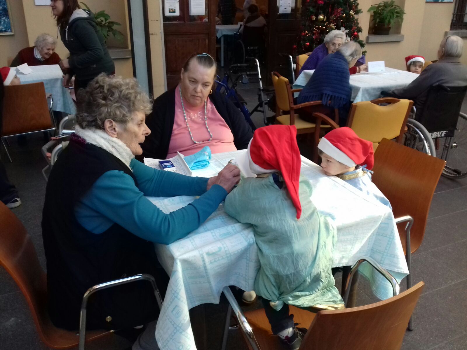 Un'immagine che ritrae mobilia, comunità, sedia, giacca e condivisione.