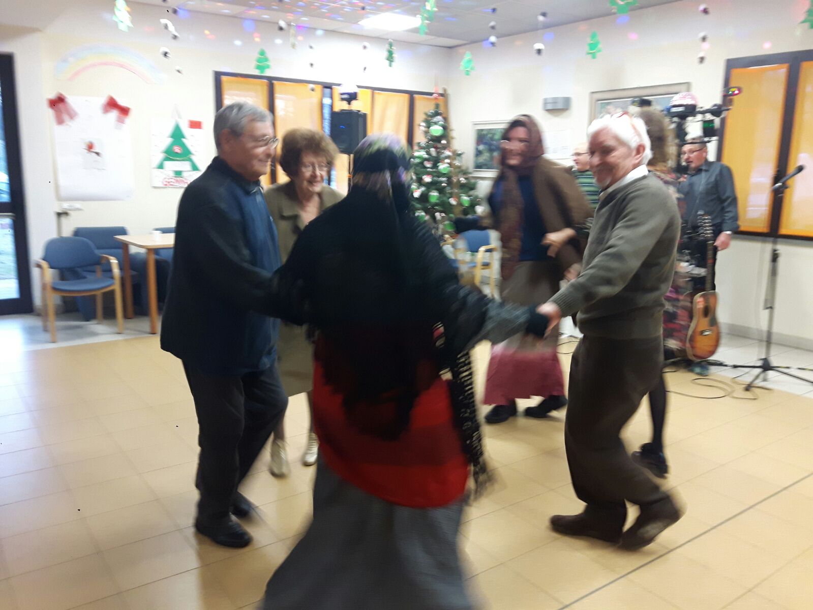 Un'immagine che ritrae calzature, pantaloni, scarpa, pavimentazione e evento.