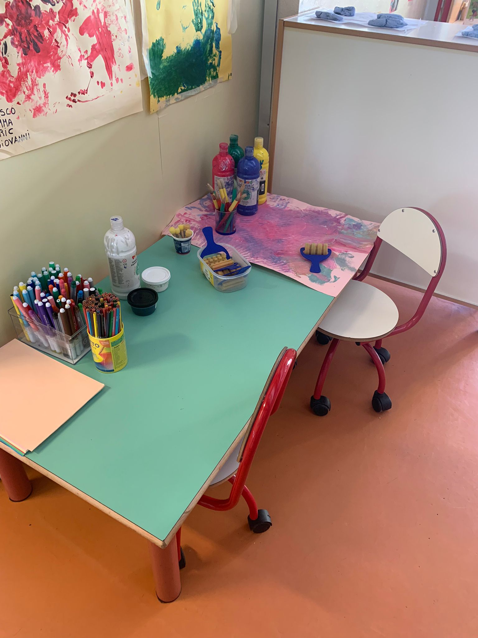 Un'immagine che ritrae mobilia, scrivania, colore, carta e sedia.