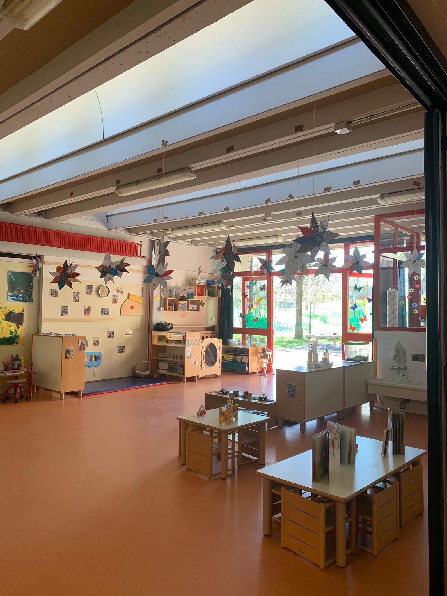 Un'immagine che ritrae soffitto, design d'interni, mobilia, sala e sala ricreativa.