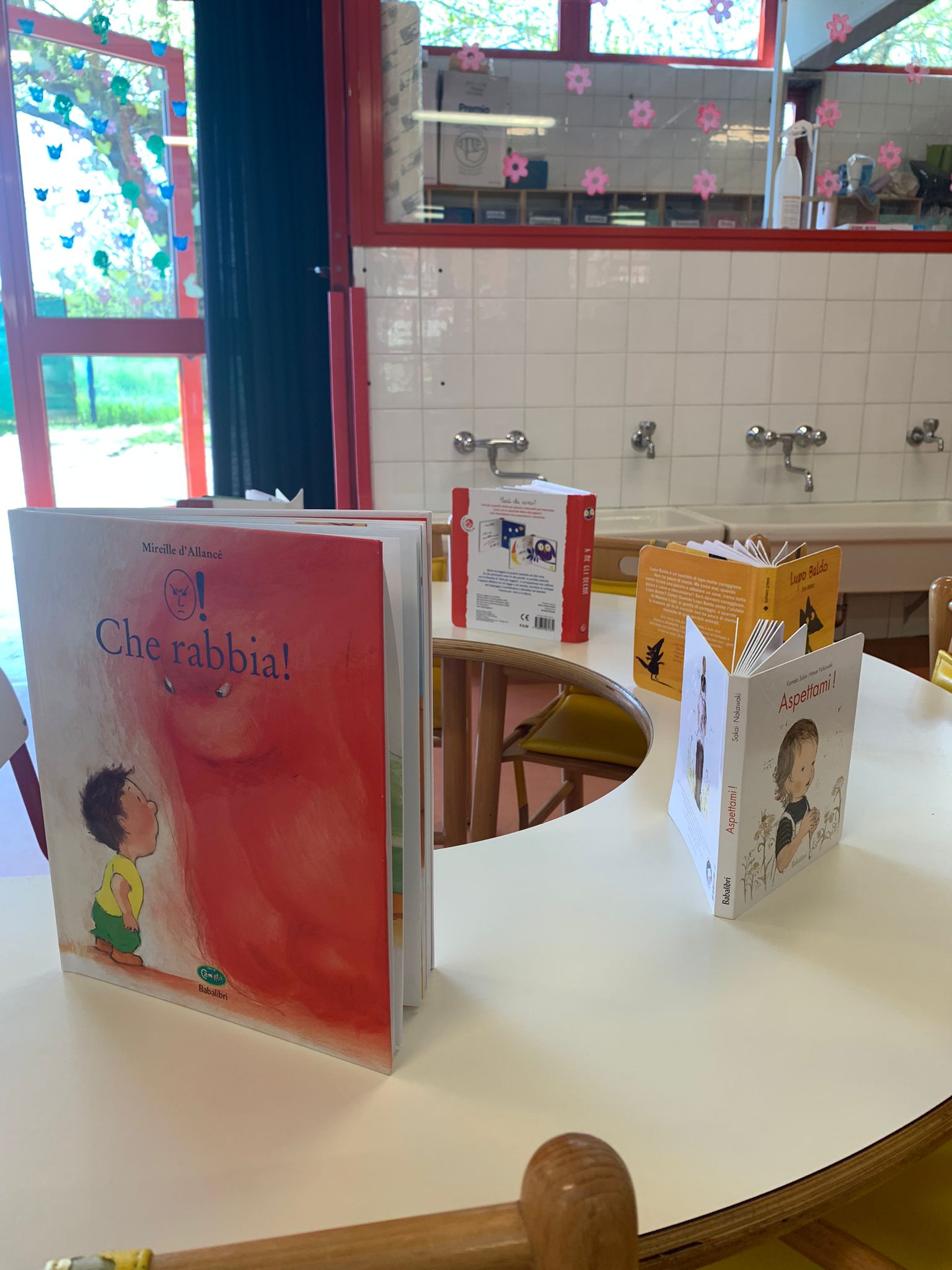 Un'immagine che ritrae bambino, scaffalature, mensola, libreria e pubblicazione.