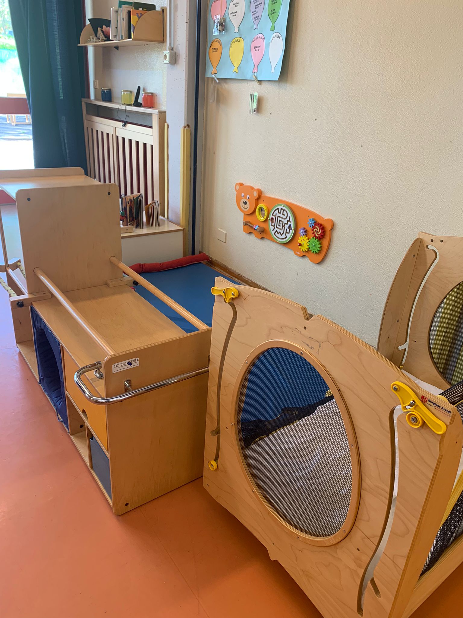 Un'immagine che ritrae bambino, cartone, plastica, giocare e bambino che fa i primi passi.