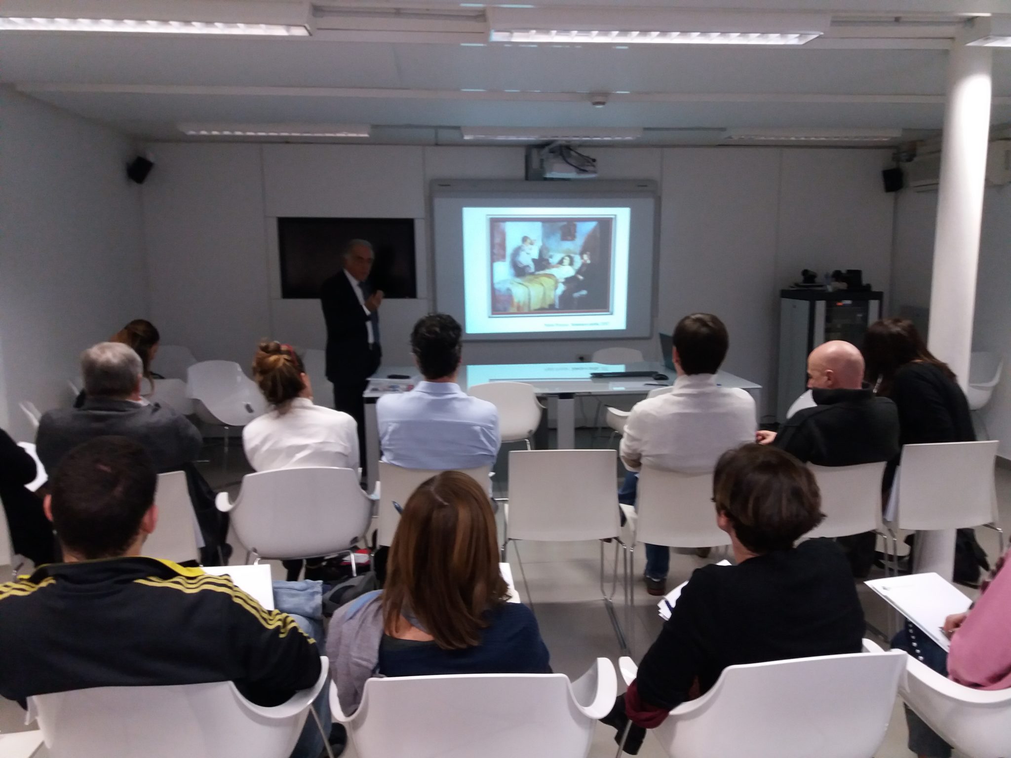 Un'immagine che ritrae dispositivo elettronico, dispositivo di visualizzazione, mobilia, design d'interni e presentazione.