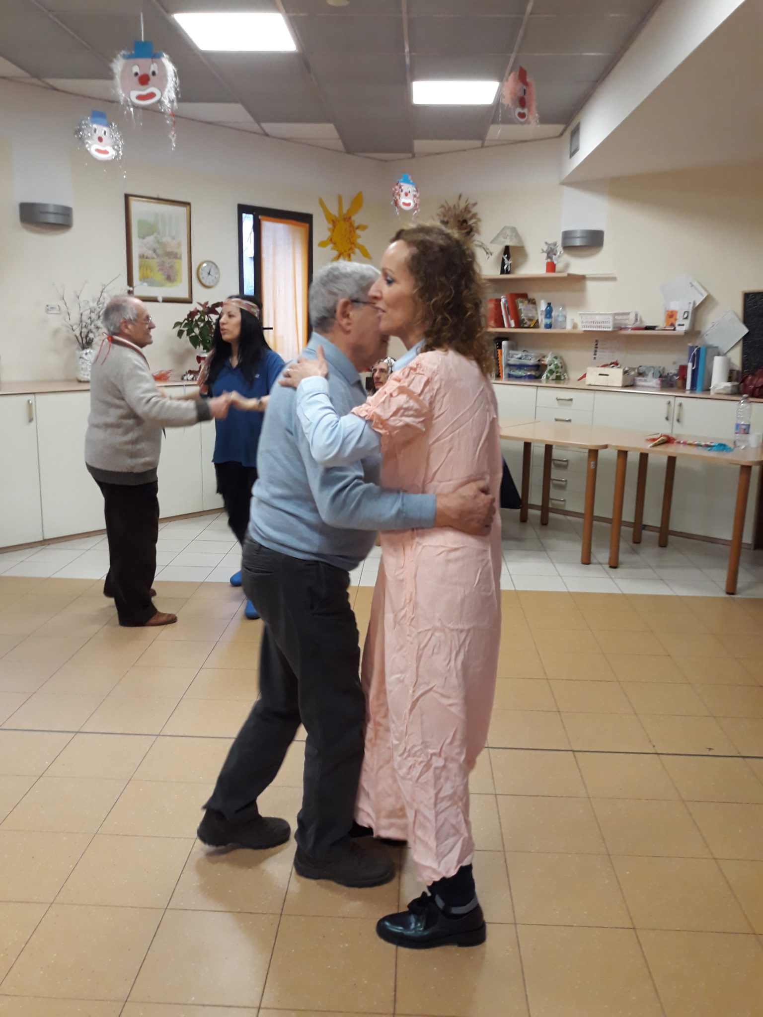Un'immagine che ritrae braccio, pantaloni, evento, divertimento e conversazione.
