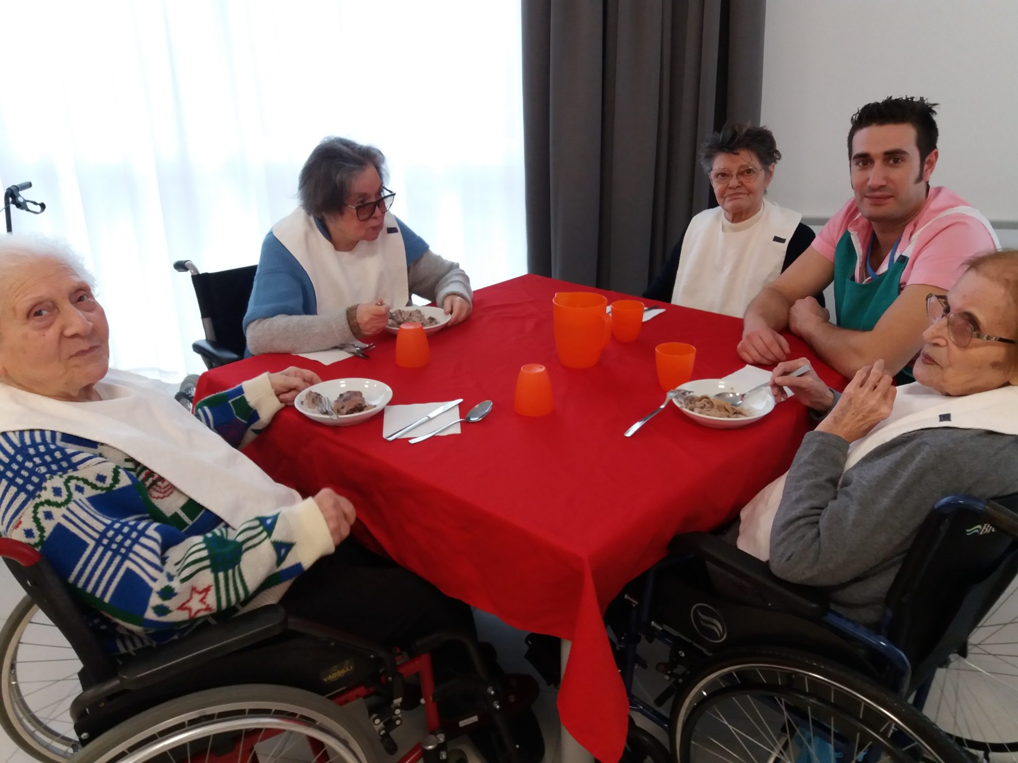 Un'immagine che ritrae sedia a rotelle, mobilia, sedia, seduta e comfort.