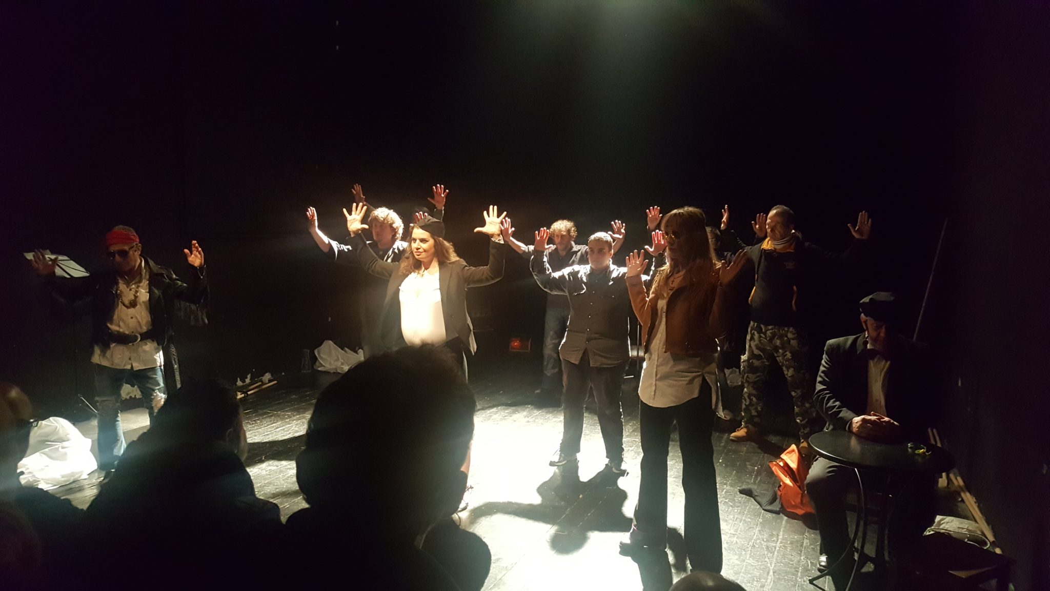Un'immagine che ritrae arti performative, divertimento, prestazione, evento e gruppo sociale.