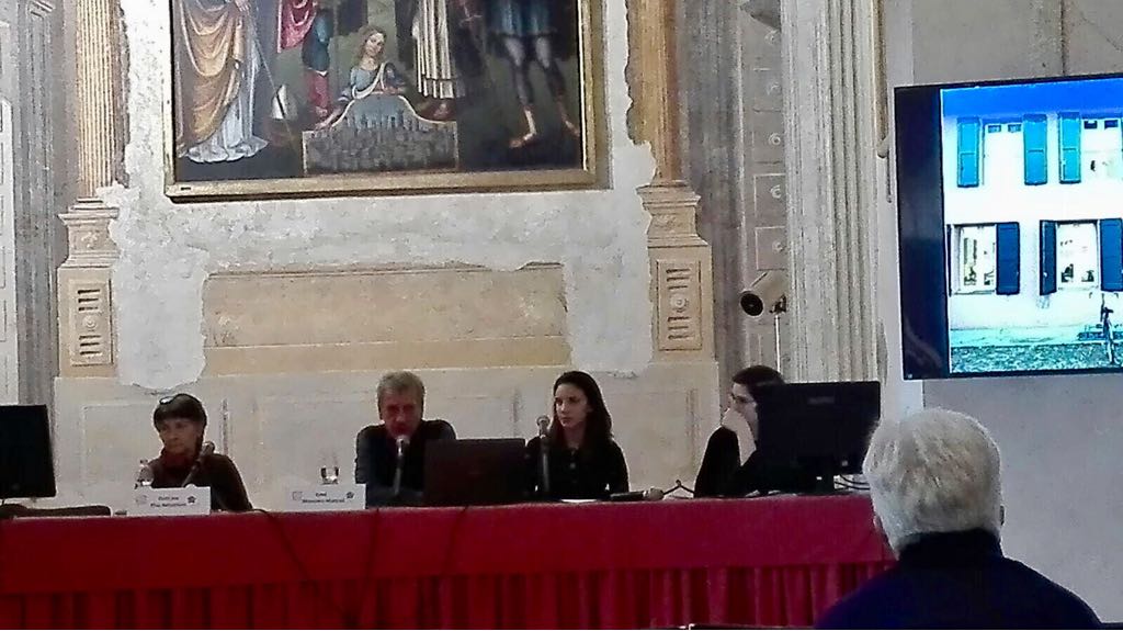 Un'immagine che ritrae abito, cappotto, sala, incontro e folla.