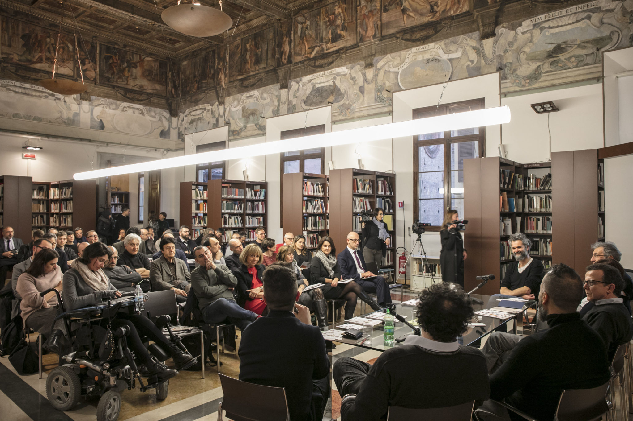 Un'immagine che ritrae mobilia, libreria, sedia, scaffalature e abito.