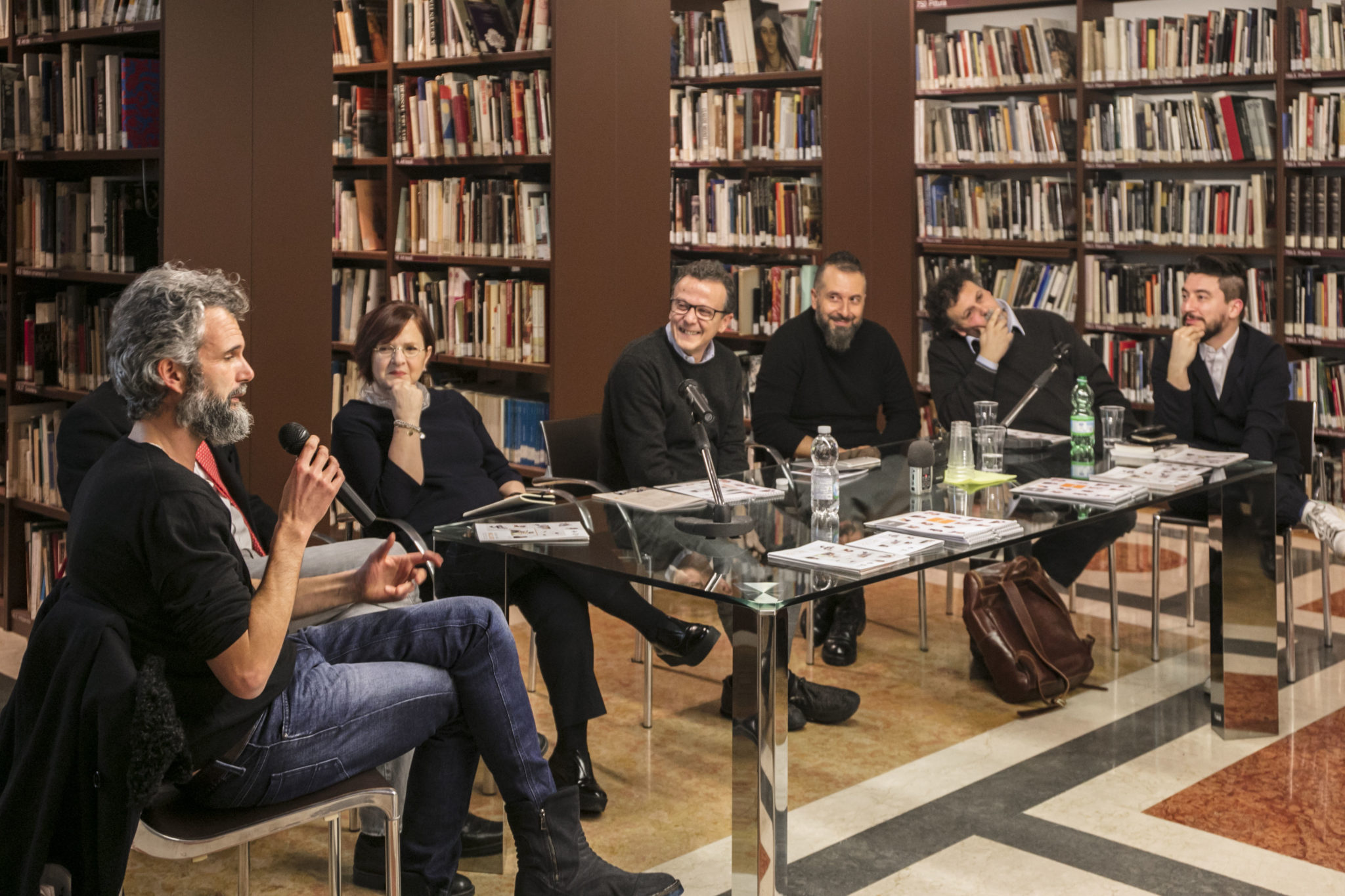 Un'immagine che ritrae libreria, mobilia, mensola, scaffalature e libro.