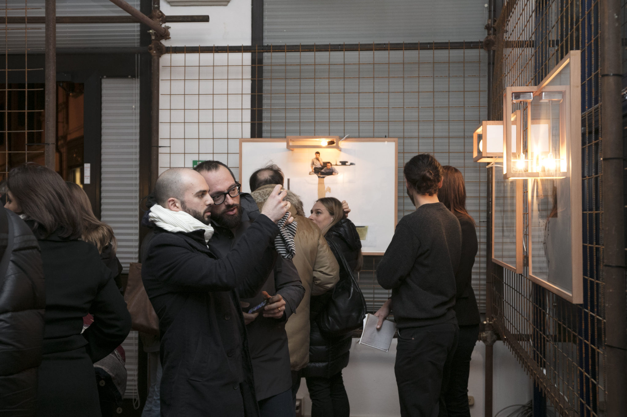 Un'immagine che ritrae design d'interni, bicchiere, peli sul viso, progetto e apparecchio di illuminazione.