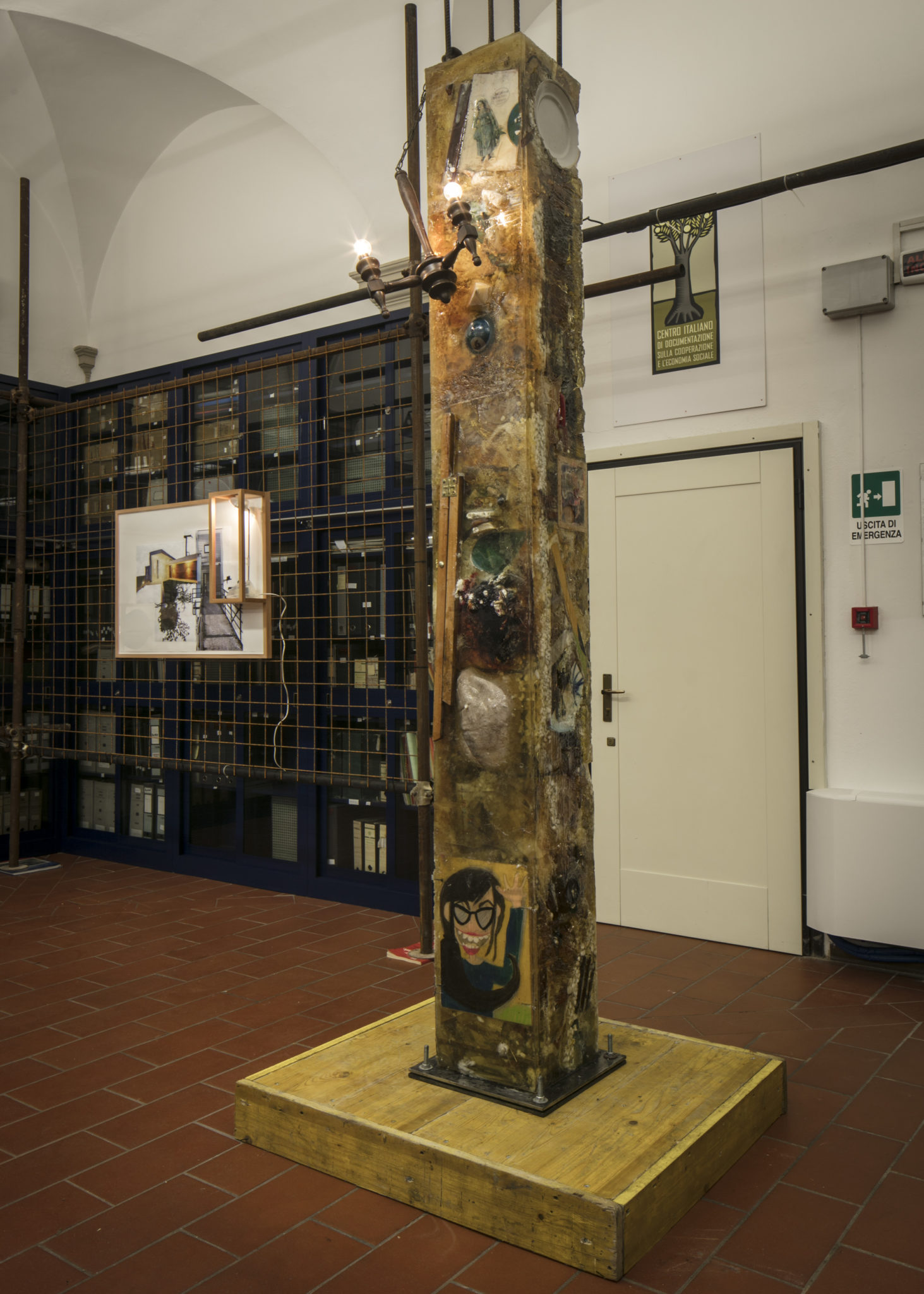 Un'immagine che ritrae pavimentazione, illuminazione, pavimento, mostra e museo.
