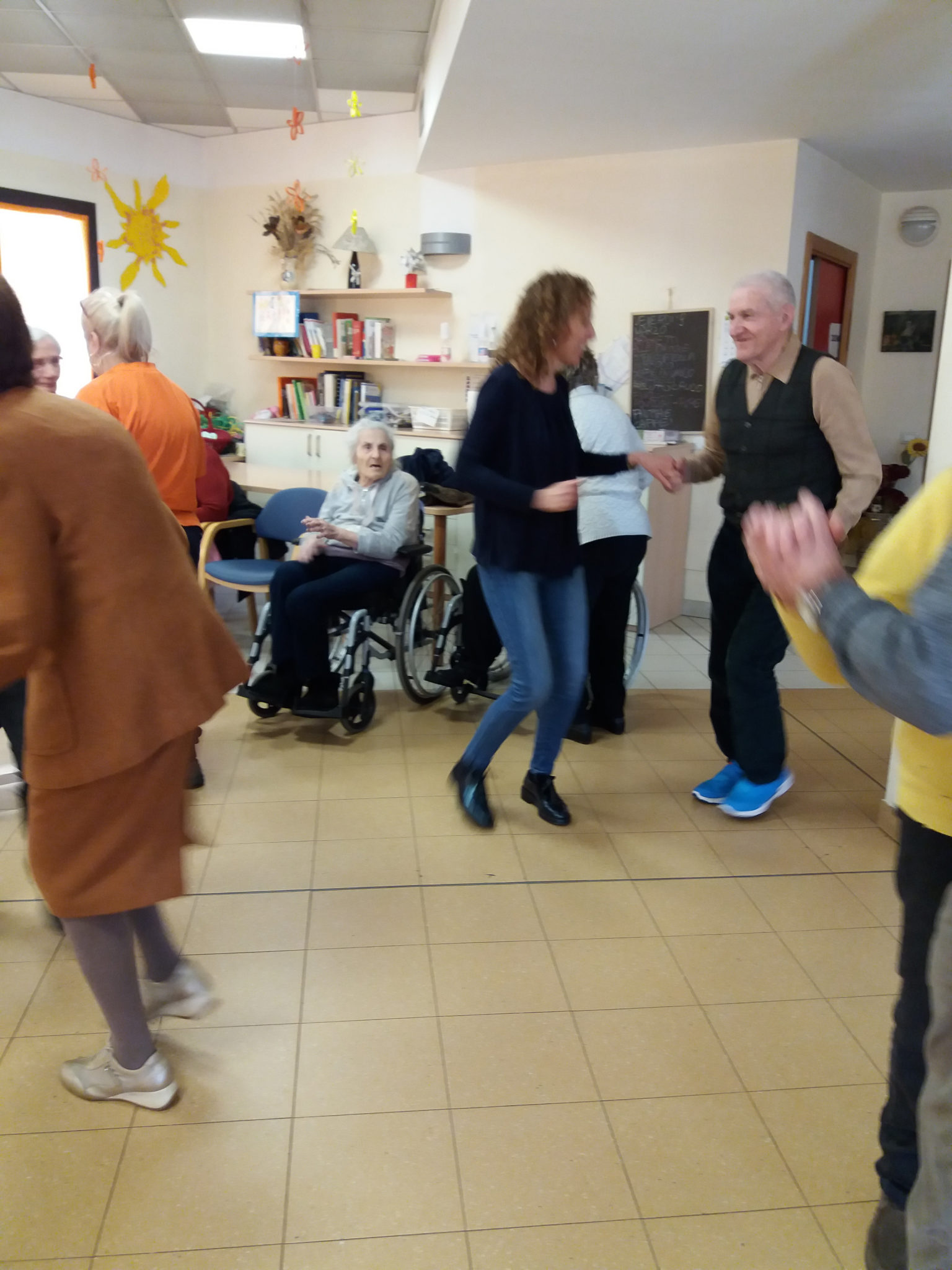 Un'immagine che ritrae pantaloni, comunità, sedia, conversazione e sedia a rotelle.