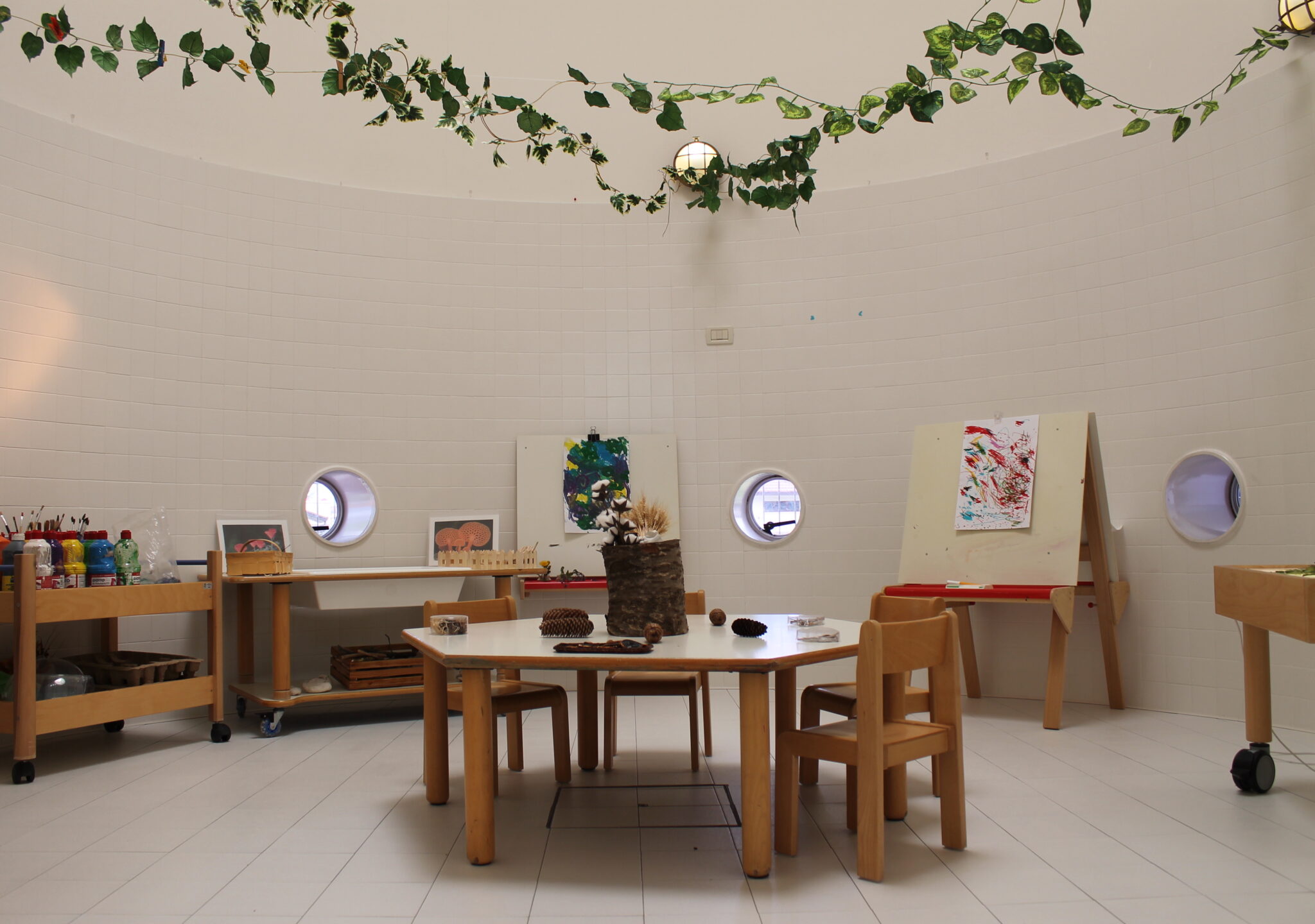 Un'immagine che ritrae design d'interni, illuminazione, mobilia, soffitto e sedia.