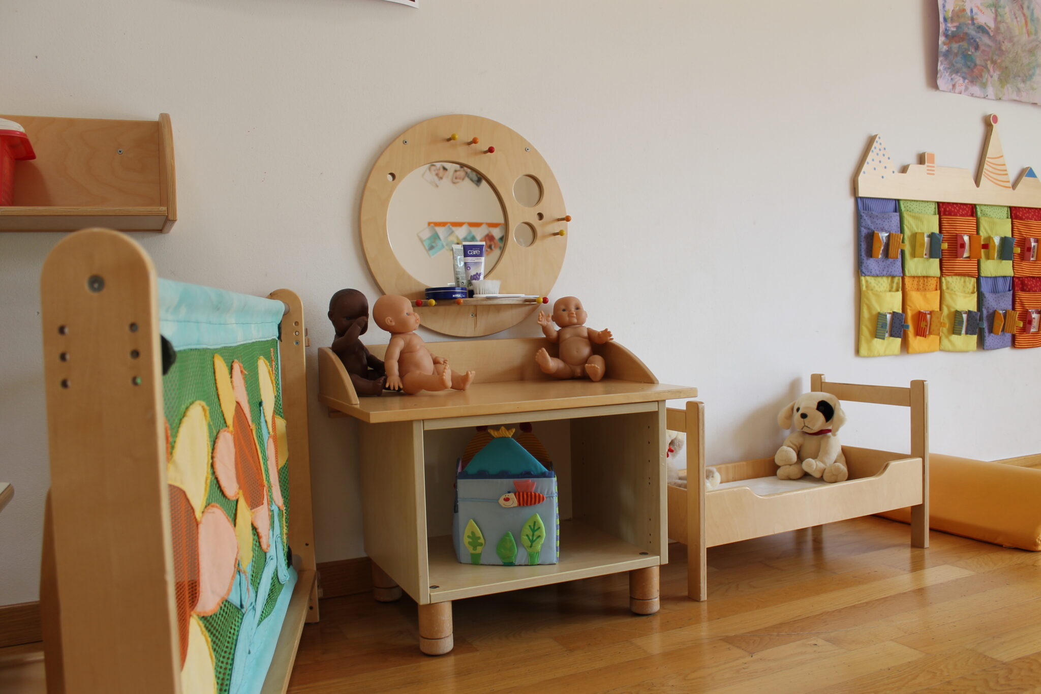 Un'immagine che ritrae legna, mobilia, giocattolo, design d'interni e pavimentazione.