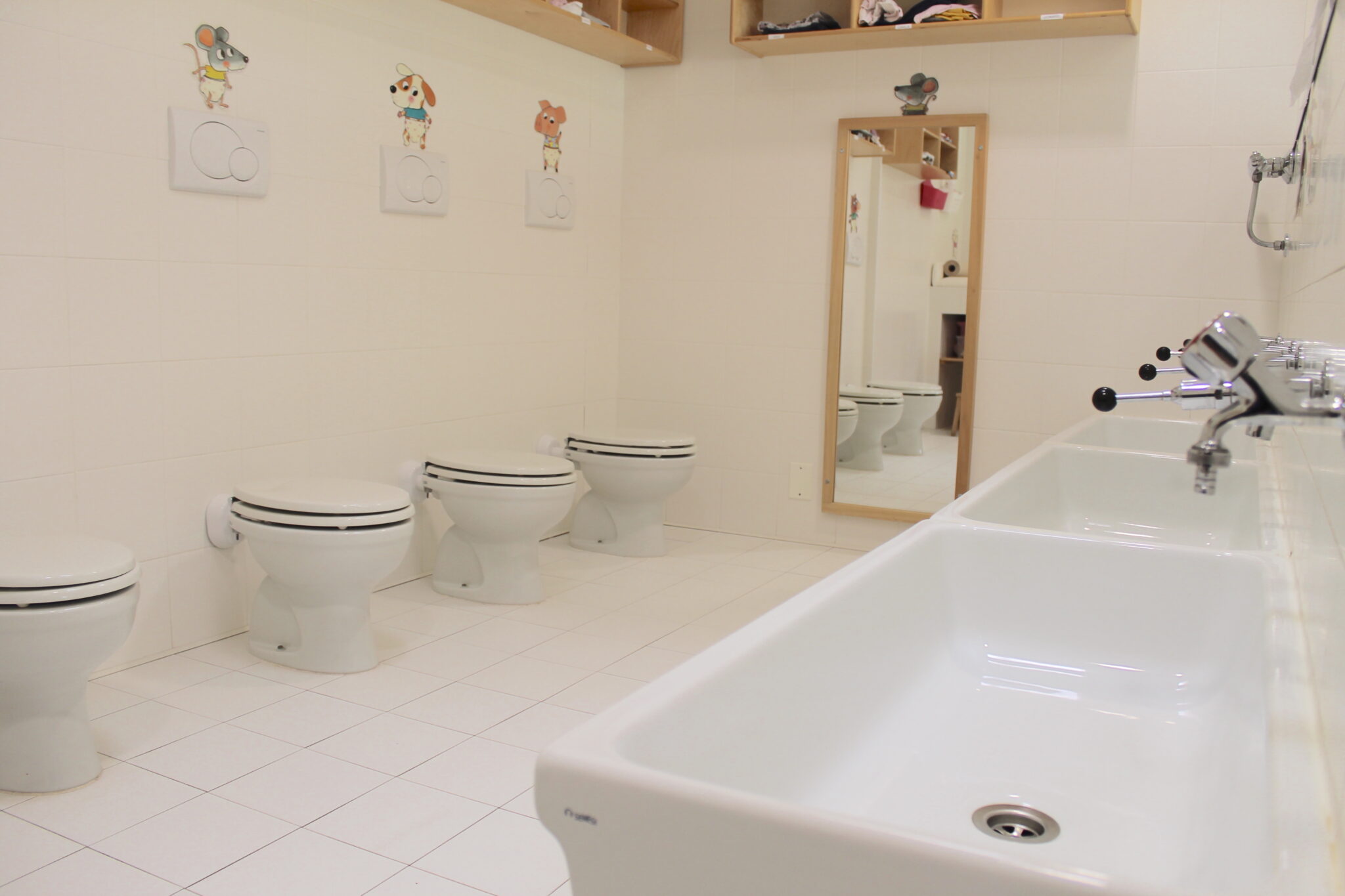 Un'immagine che ritrae bagno, sedile del water, apparecchio idraulico, pavimentazione e pavimento.