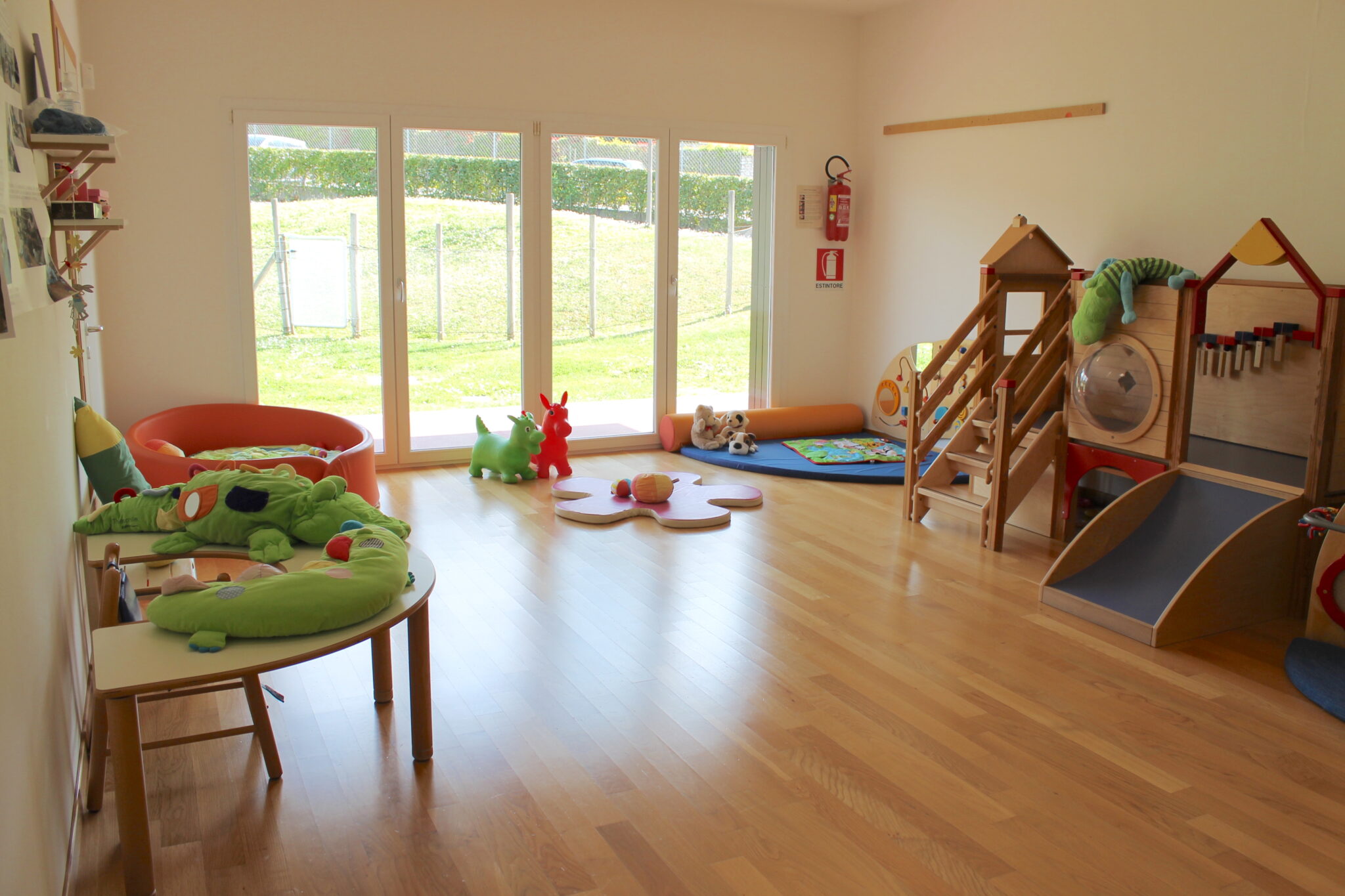 Un'immagine che ritrae pavimentazione, legna, pavimento, pavimenti in legno e design d'interni.