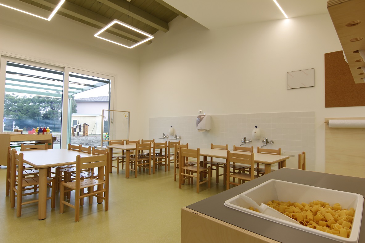 Un'immagine che ritrae legna, design d'interni, mobilia, pavimentazione e soffitto.