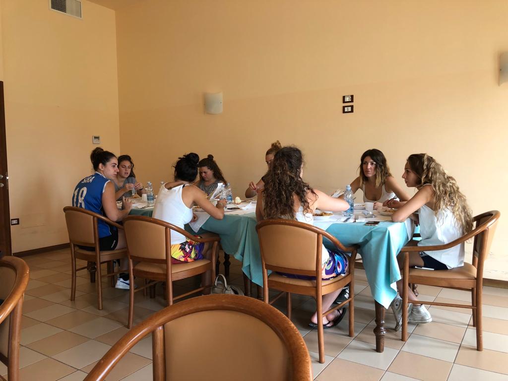 Un'immagine che ritrae mobilia, sedia, comfort, ristorante e pianta da appartamento.