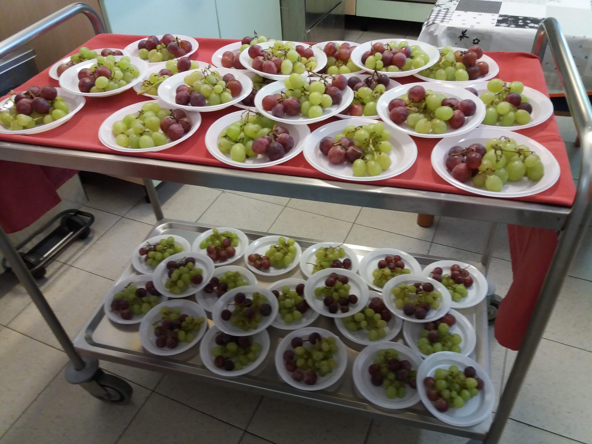 Un'immagine che ritrae cibo, ingrediente, stoviglie, produrre e frutta.