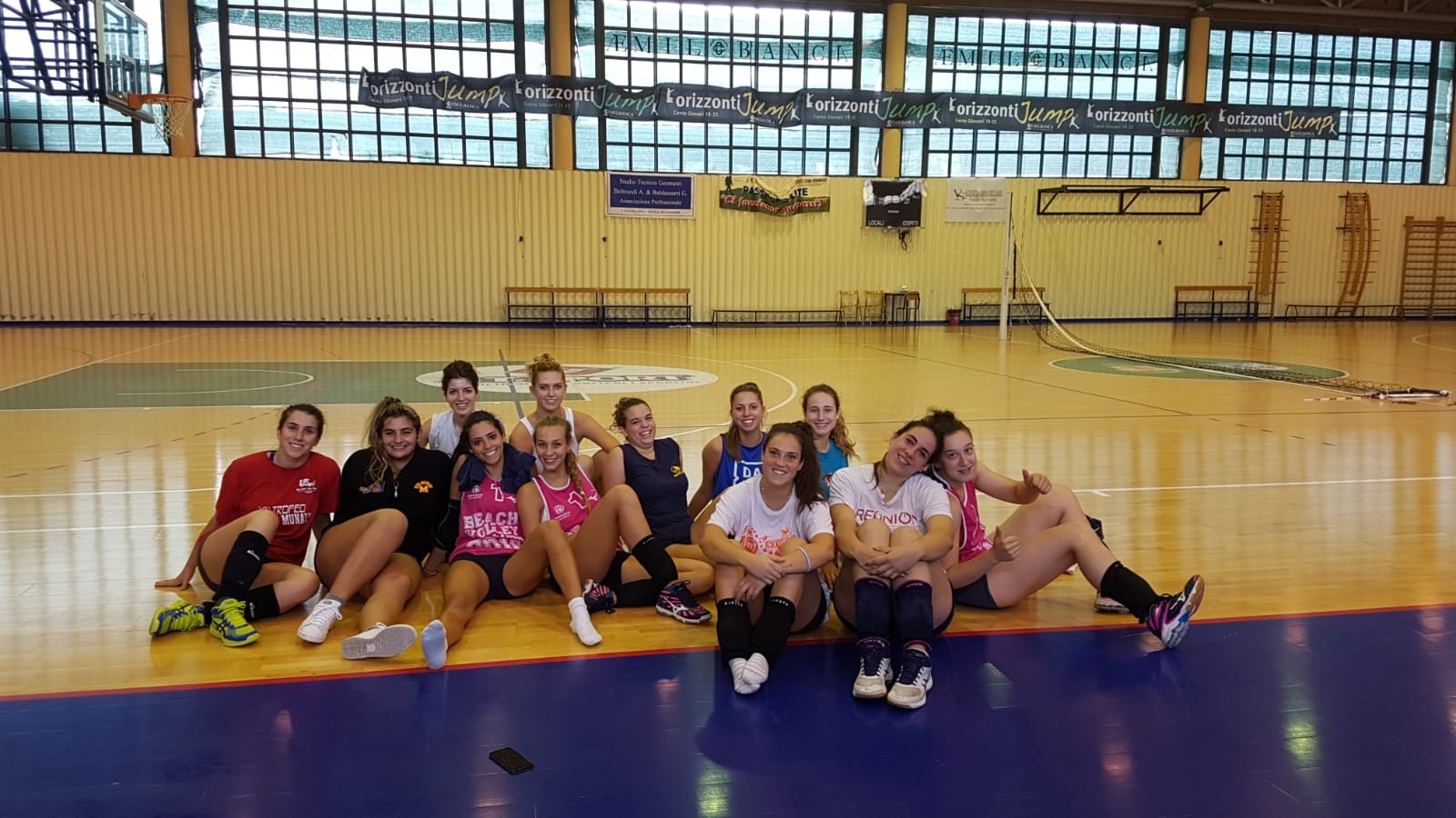 Un'immagine che ritrae impianto sportivo, sport di squadra, evento competitivo, sport e gioventù.