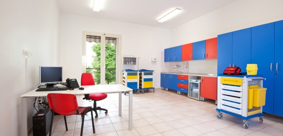 Un'immagine che ritrae pavimentazione, design d'interni, mobilia, pavimento e soffitto.