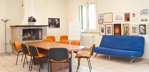Un'immagine che ritrae mobilia, design d'interni, pavimentazione, parete e pavimento.