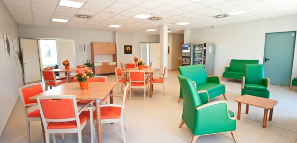 Un'immagine che ritrae mobilia, design d'interni, pavimentazione, sedia e pavimento.