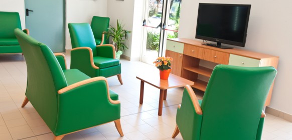 Un'immagine che ritrae mobilia, design d'interni, sedia, pavimentazione e pavimento.
