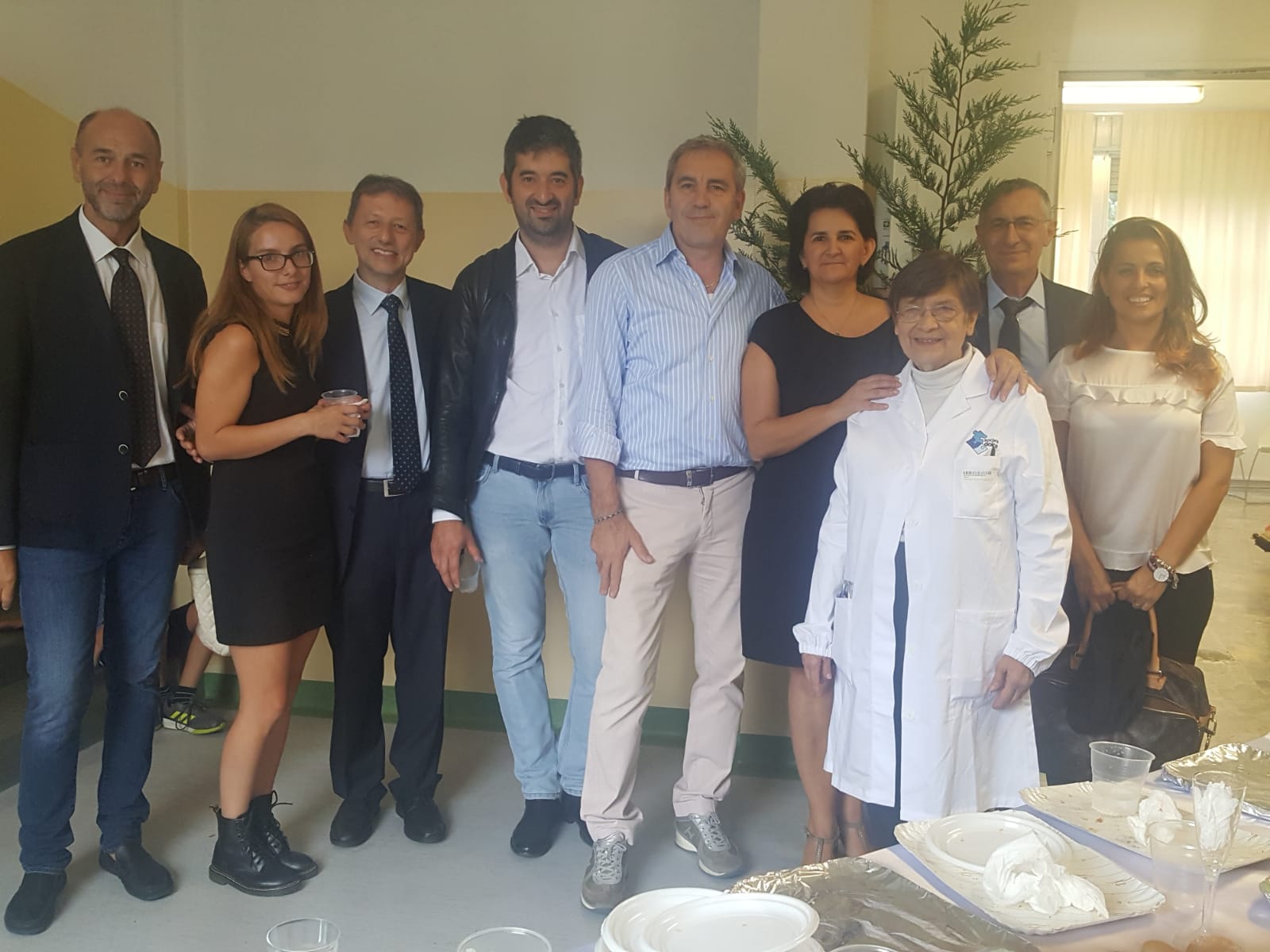 Un'immagine che ritrae sorriso, manica, espressione facciale, in piedi e impiegato.
