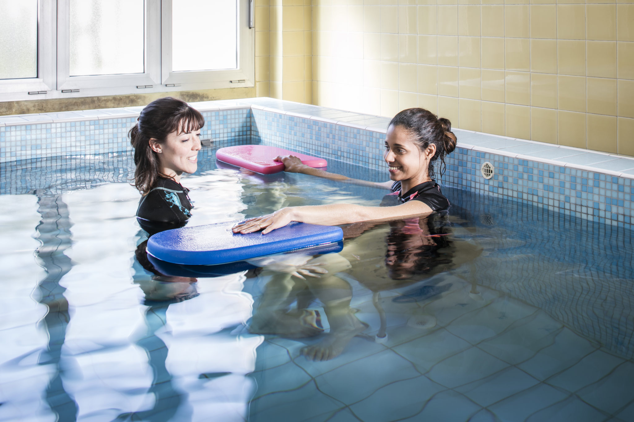 Un'immagine che ritrae tempo libero, piscina, divertimento, ricreazione e bambino.