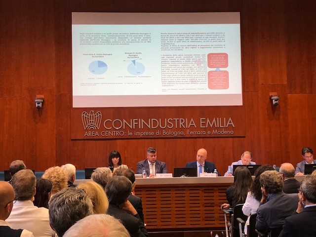 Un'immagine che ritrae mobilia, abito, evento, cappotto e dispositivo elettronico.