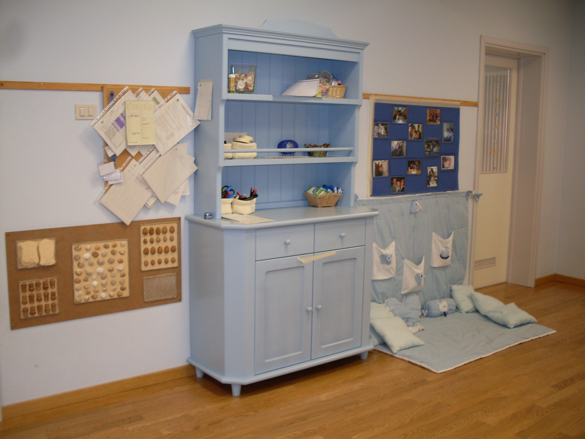Un'immagine che ritrae scaffalature, mensola, mobilia, design d'interni e credenza.