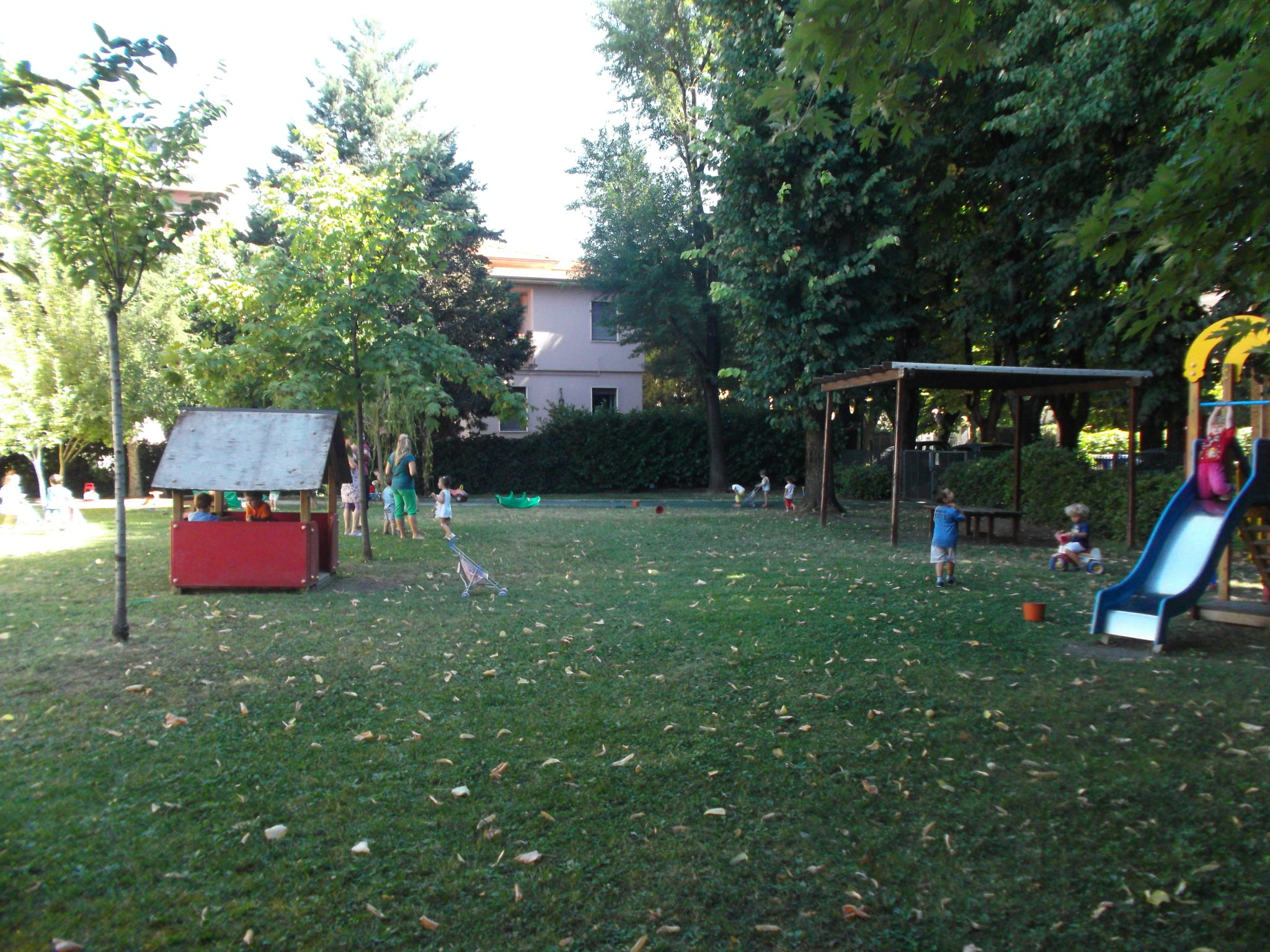 Un'immagine che ritrae spazio pubblico, ricreazione, attrezzature da gioco all'aperto, tempo libero e ombra.
